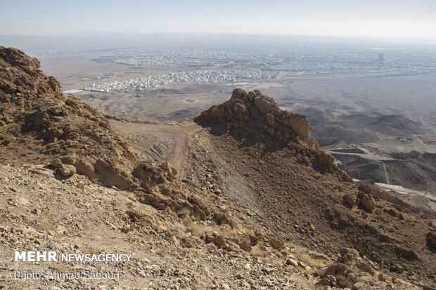 تخریب کوه برای احداث جاده