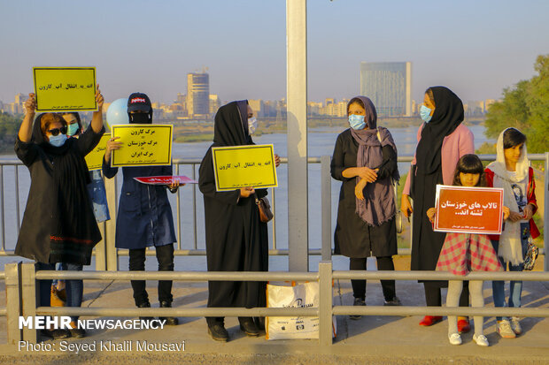 پذیرایی اهوازی ها از مرغ های ماهی خوار