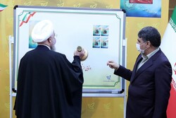الرئيس روحاني يسدل الستار عن الطابع التذكاري للشهيد سليماني