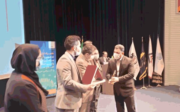 دریافت لوح تقدیر و تندیس مسئولیت‌های اجتماعی توسط ذوب‌آهن اصفهان