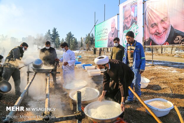 پخت 72 دیگ غذای نذری به یاد حاج قاسم در بجنورد