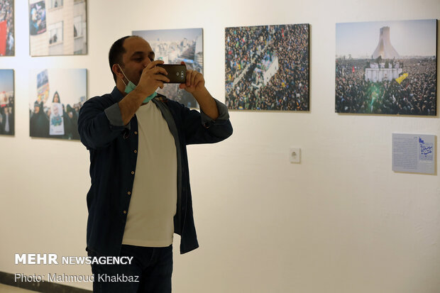 Artists showcase Gen. Soleimani pictures in Kish gallery
