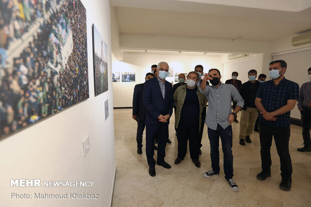 Artists showcase Gen. Soleimani pictures in Kish gallery
