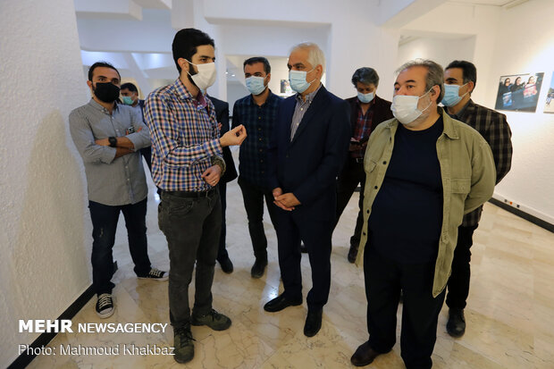 Artists showcase Gen. Soleimani pictures in Kish gallery
