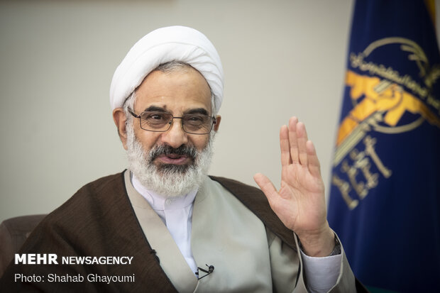 عدهای میخواهند با تضعیف افتخارات، خود را بزرگ کنند