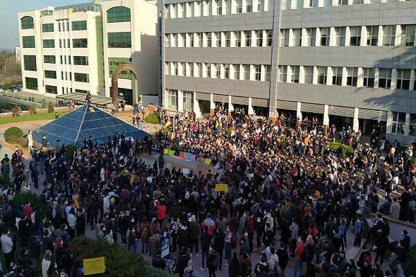 Boğaziçi öğrencileri Erdoğan'ın kararını protesto etti