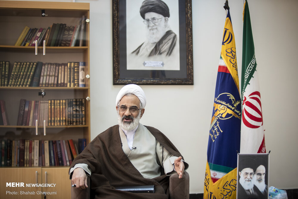 دشمن درپی ایجاد فاصله بین مردم و انقلاب اسلامی است