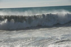 ارتفاع امواج دریای عمان به ۲.۵ متر می‌رسد/ شناورها احتیاط کنند