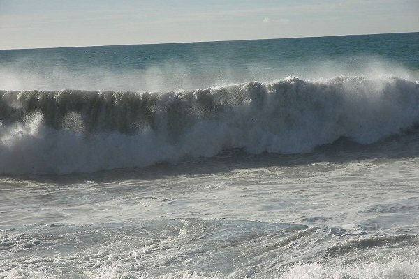 ارتفاع امواج دریای عمان به ۲ متر می‌رسد/ شناورها احتیاط کنند
