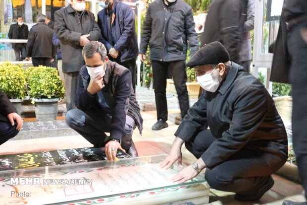 Gha'ani visits burial place of Martyr Soleimani in Kerman