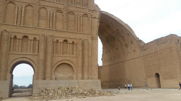 هنرمندان خواستار رسیدگی به طاق کسری شدند