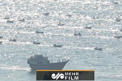 Devrim Muhafızları'ndan Fars Körfezi'nde geçit töreni