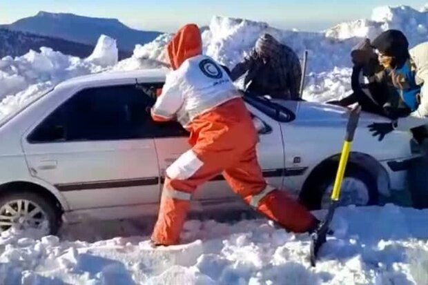 ۱۶ خودرو در محور فرعی جنگل اولنگ شاهرود گرفتار برف و کولاک شدند