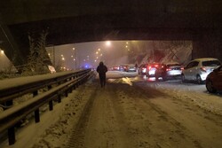 امدادرسانی به ۵۶ خودروی گرفتار در جاده‌های برف‌گیر استان سمنان