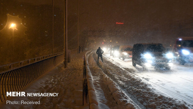 نجات مردم گرفتار در برف در فیروزکوه