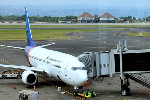 Indonesian airplane loses contact shortly after takeoff