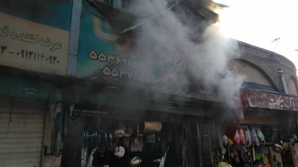 حریق در میدان گمرک/ چند باب مغازه گرفتار آتش شدند