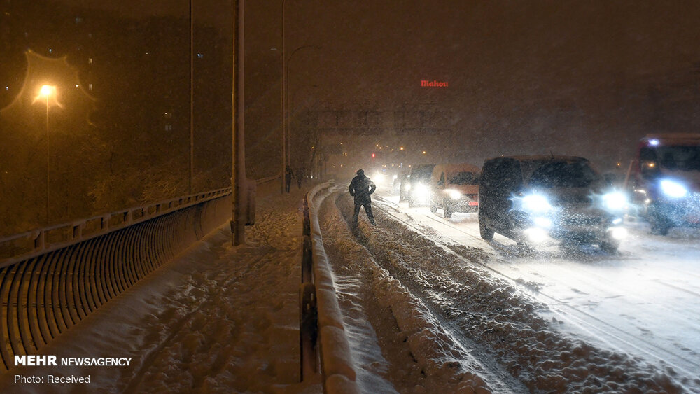 نجات مردم گرفتار در برف در فیروزکوه
