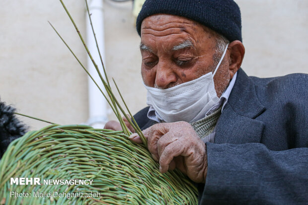 دستان کم‌رمق پیرمرد ۹۴ ساله هنر ترکه بافی را زنده نگاه داشته است