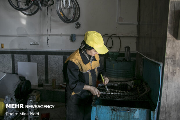 Tebriz'in ilk kadın oto tamircisi