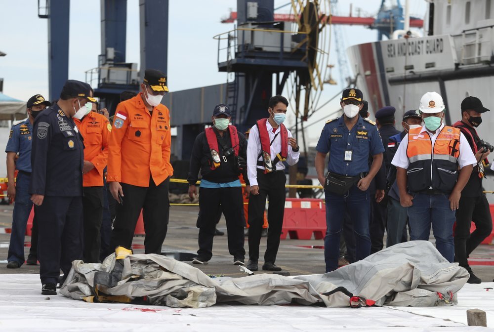 Indonesian Divers Find Parts Of Plane Wreckage In Java Sea - Mehr News ...