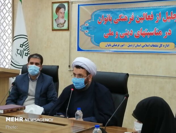 فعالان فرهنگی در راستای معرفی الگوهای مناسب در جامعه گام بردارند