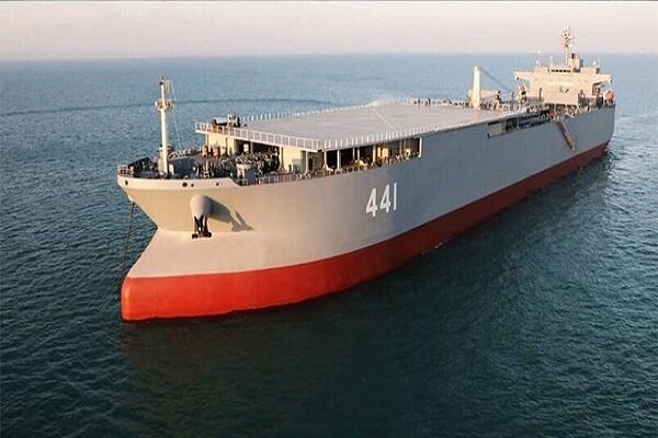 İran'ın "Makran" adlı helikopter gemisi bugün donanmaya eklendi