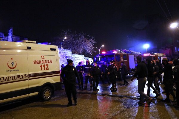 Gaziantep'te metruk bina çöktü: 4 yaralı