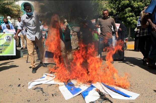 متظاهرون سودانيون يحرقون علم الاحتلال رفضا للتطبيع