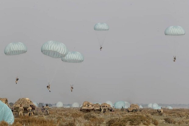 هجوم نیروهای هوابرد به مواضع دشمن در سواحل مکران