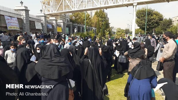 معلمانی که شب ها در پارک می خوابند