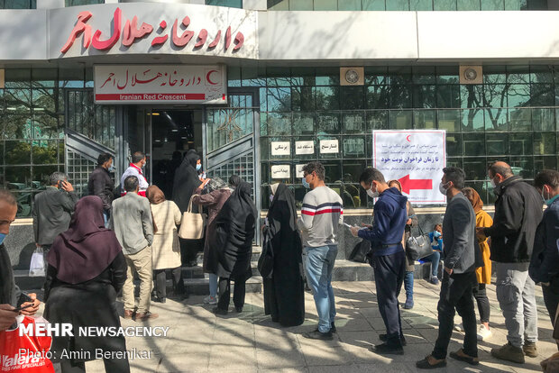 تجمع مردم جهت تهیه دارو مقابل داروخانه هلال احمر شیراز