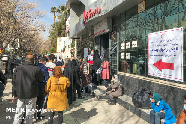 تجمع مردم جهت تهیه دارو مقابل داروخانه هلال احمر شیراز