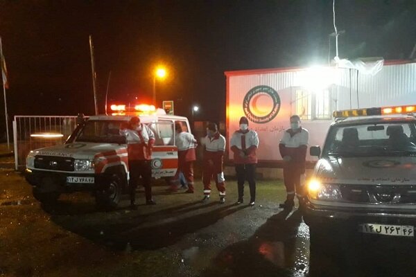 امداد رسانی به ۲۰ خودروی در راه مانده توسط امدادگران هلال احمر امداد رسانی به ۲۰ خودروی در راه مانده توسط امدادگران هلال احمر