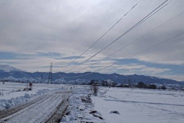 برف راه های روستایی کالپوش در شرق استان سمنان را مسدود کرد 