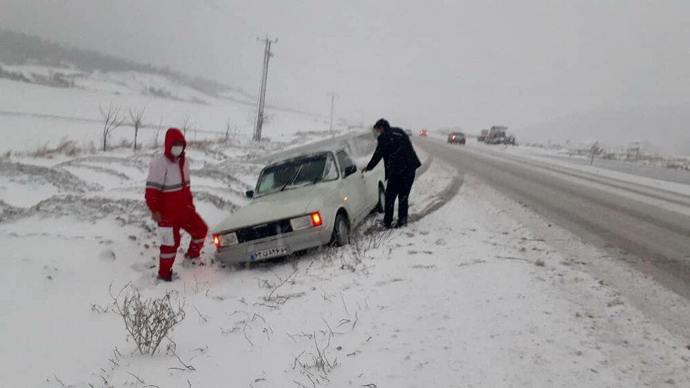 در راه ماندگان برف گلستان در محور توسکستان امدادرسانی شدند