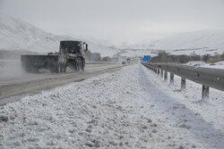 بارش برف در جاده‌های اردبیل/تردد در تمامی محورها جریان دارد