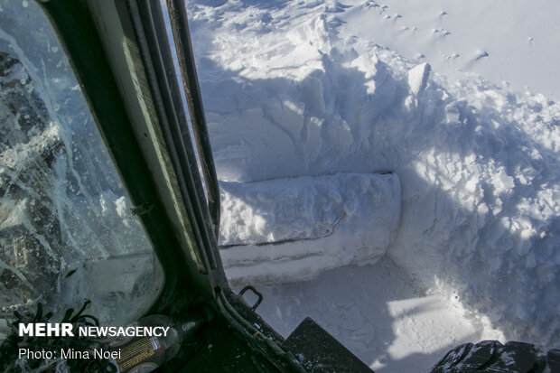 Unblocking snowy roads in East Azerbaijan province