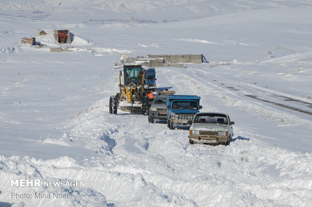 Unblocking snowy roads in East Azerbaijan province