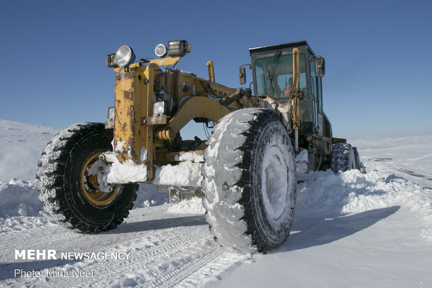 Unblocking snowy roads in East Azerbaijan province