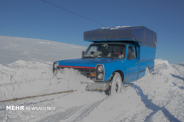 Unblocking snowy roads in East Azerbaijan province