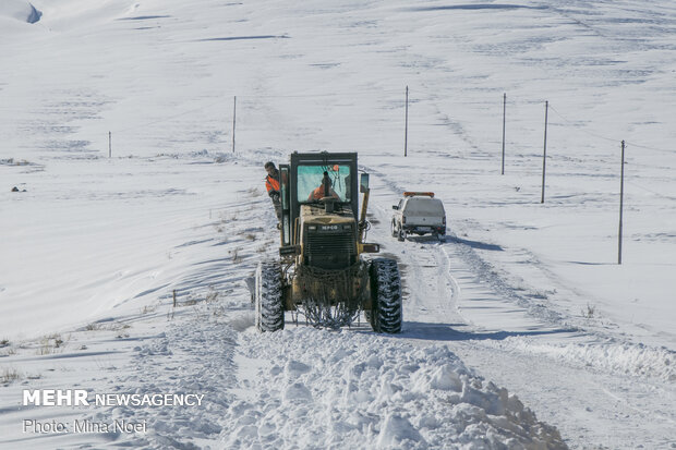 Unblocking snowy roads in East Azerbaijan province