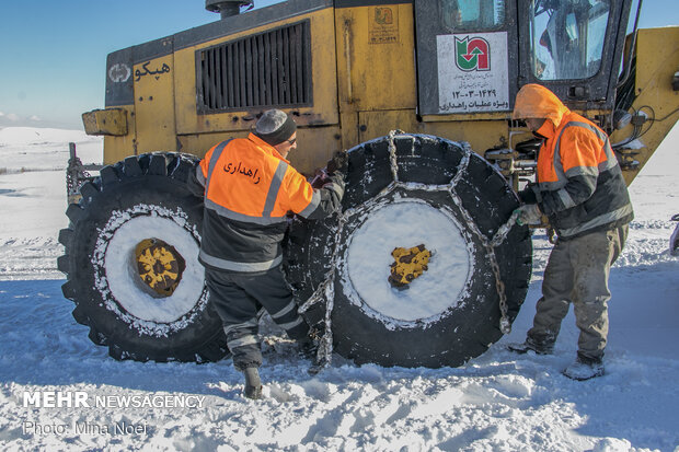 Unblocking snowy roads in East Azerbaijan province