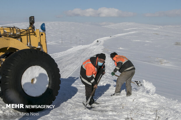 Unblocking snowy roads in East Azerbaijan province