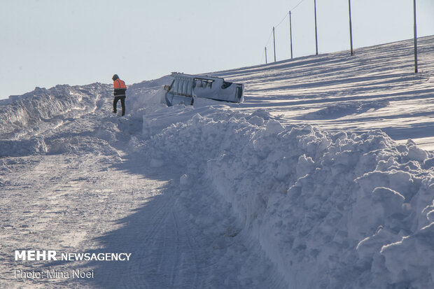 Unblocking snowy roads in East Azerbaijan province