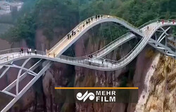 Çin'in dağlarındaki çift katlı köprüsünden görüntüler