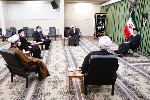 دشمن قصد دارد با آمیختن حق و باطل جوانان را دچار انحراف فکری کند
