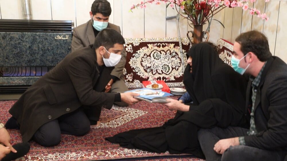 خانواده شهدا مدال‌های افتخار مردم ایران هستند