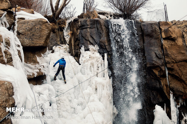 یخ نوردی در آبشارگنجنامه همدان