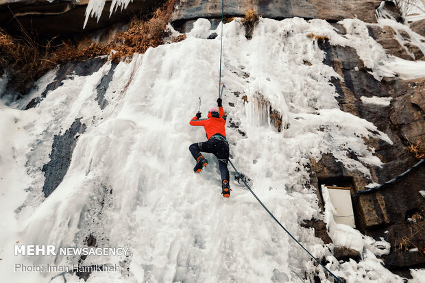 یخ نوردی در آبشارگنجنامه همدان